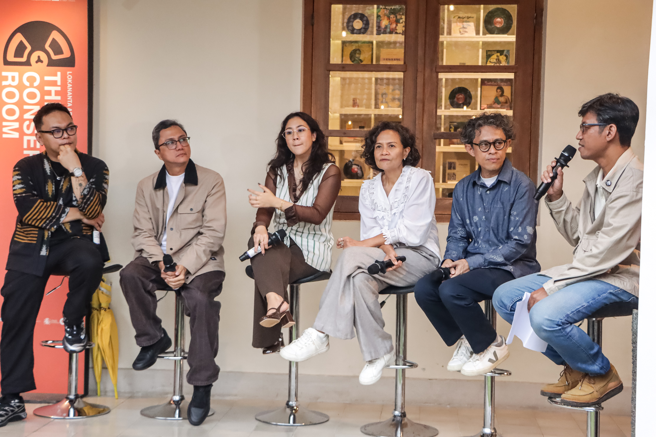 Riri Riza, Sherina Munaf dan Mira Lesmana hadir dalam pembukaan pameran ini.  &nbsp;