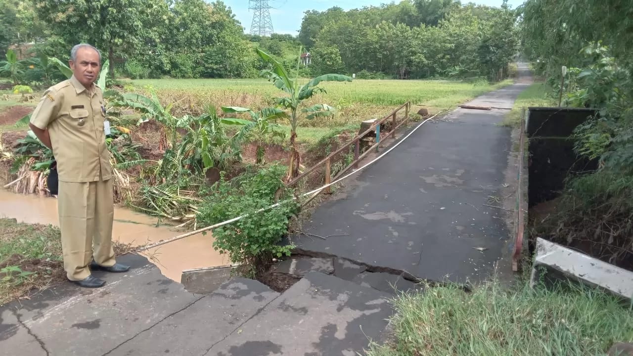 Kades Pengkol Sugiyo tunjukan jembatan yang terputus akibat banjir pada akhir Februari 2025 lalu.