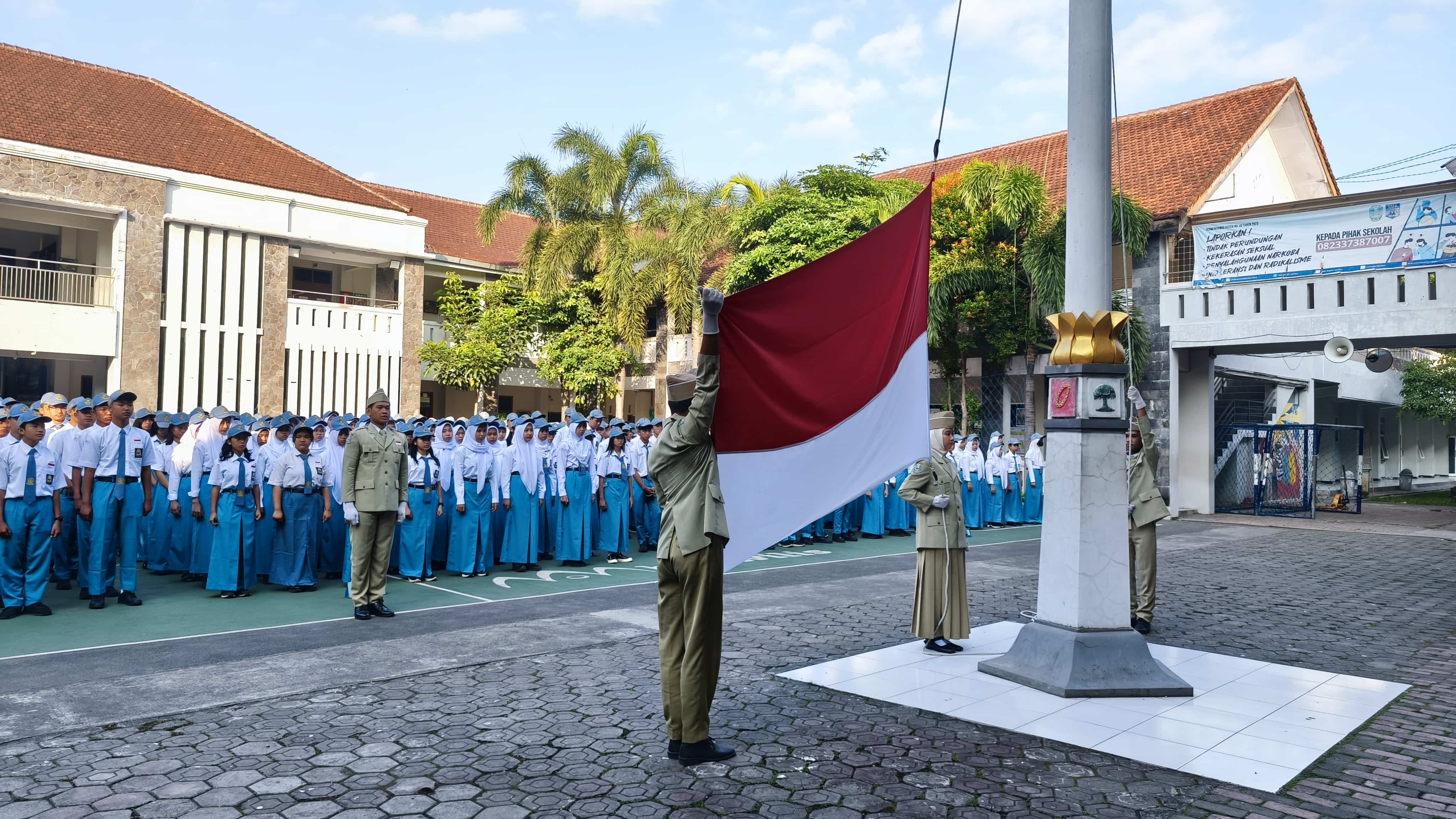 Lirik Lagu Rukun Sama Teman kini wajib dinyanyikan saat Upacara Bendera Hari Senin sesuai aturan Kemendikdasmen 2026.