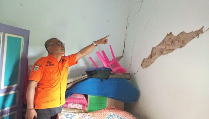 BPBD Kabupaten Malang lakukan asesmen rumah warga  yang mengalami rusak ringan imbas gempa Pacitan, Jawa Timur, Selasa (27/1/2026).
