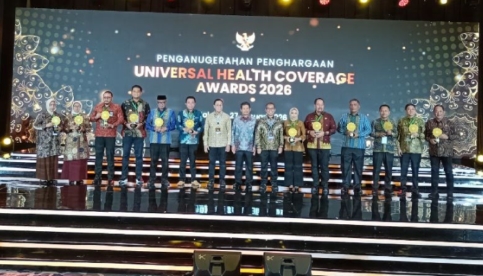 Bupati Klaten Hamenang Wajar Ismoyo (empat dari kiri) saat menerima penghargaan salam UHC Awarda 2026 bersama kepala daerah lain.