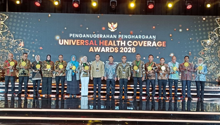 Wakil Bupati Boyolali Dwi Fajar Nirwana saat menerima penghargaan UHC Awards 2026 bersama kepala daerah lain.