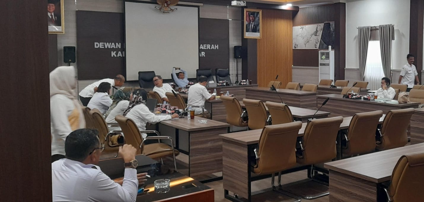 Pansel seleksi direksi PUDAM saat dipanggil DPRD Karanganyar, akhir pekan lalu. (Rudi Hartono/Radar Solo)