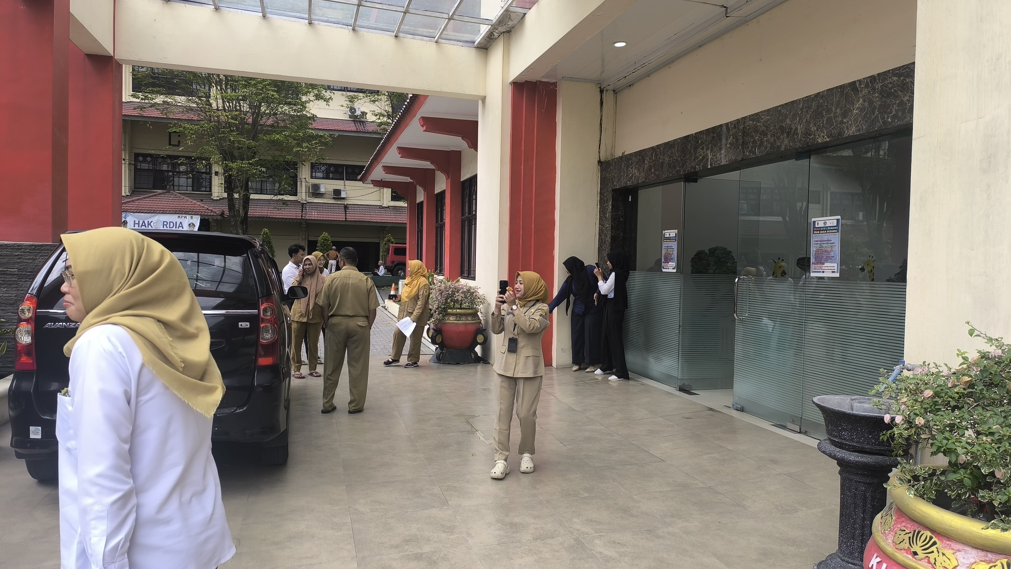 Pegawai Pemkab Klaten saat berhamburan sesaat gempa. (Dokumentasi warga)