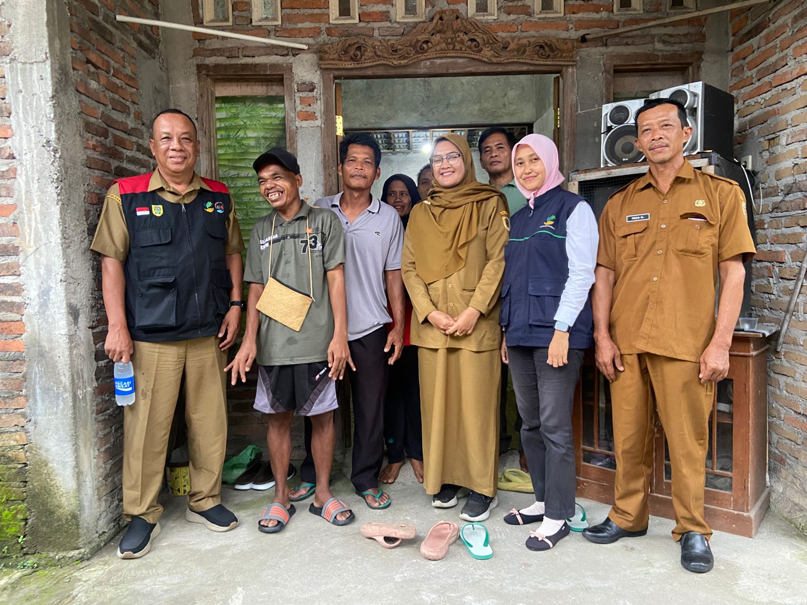 Sriyanto (dua dari kiri) saat kembali pulang ke rumah di Desa Glgagahwangi, Kecamatan Polanharjo, Senin (26/1/2026). (Dokumentasi Pemdes Glagahwangi)
