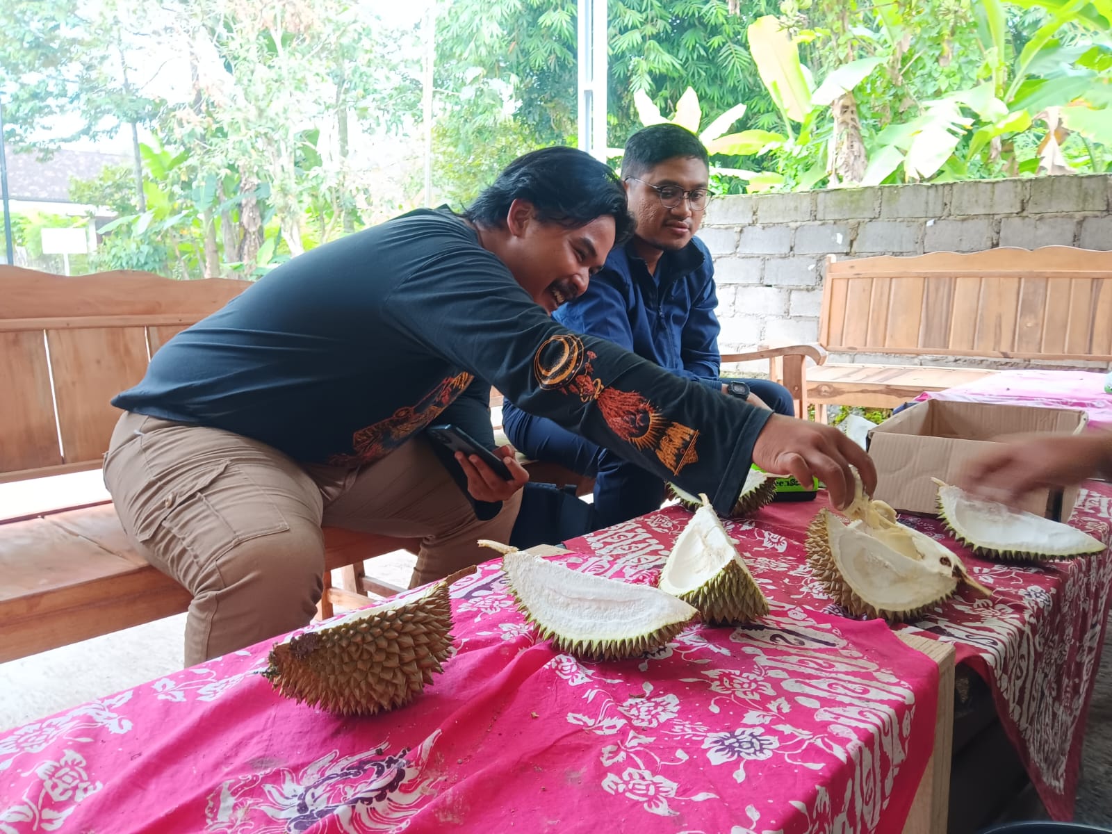 Buah durian lokal Desa Randulanang, Kecamatan Jatinom, Klaten. (Angga Purenda/Radar Solo)