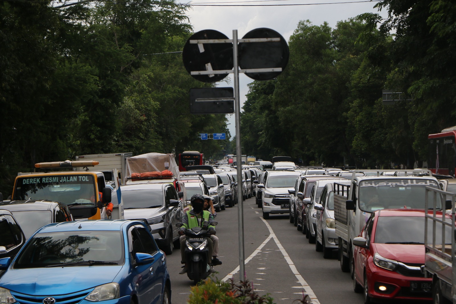 RAMAI: Suasana di jalaann umum Kota Solo yang dipenuhi pengendara.  &nbsp;