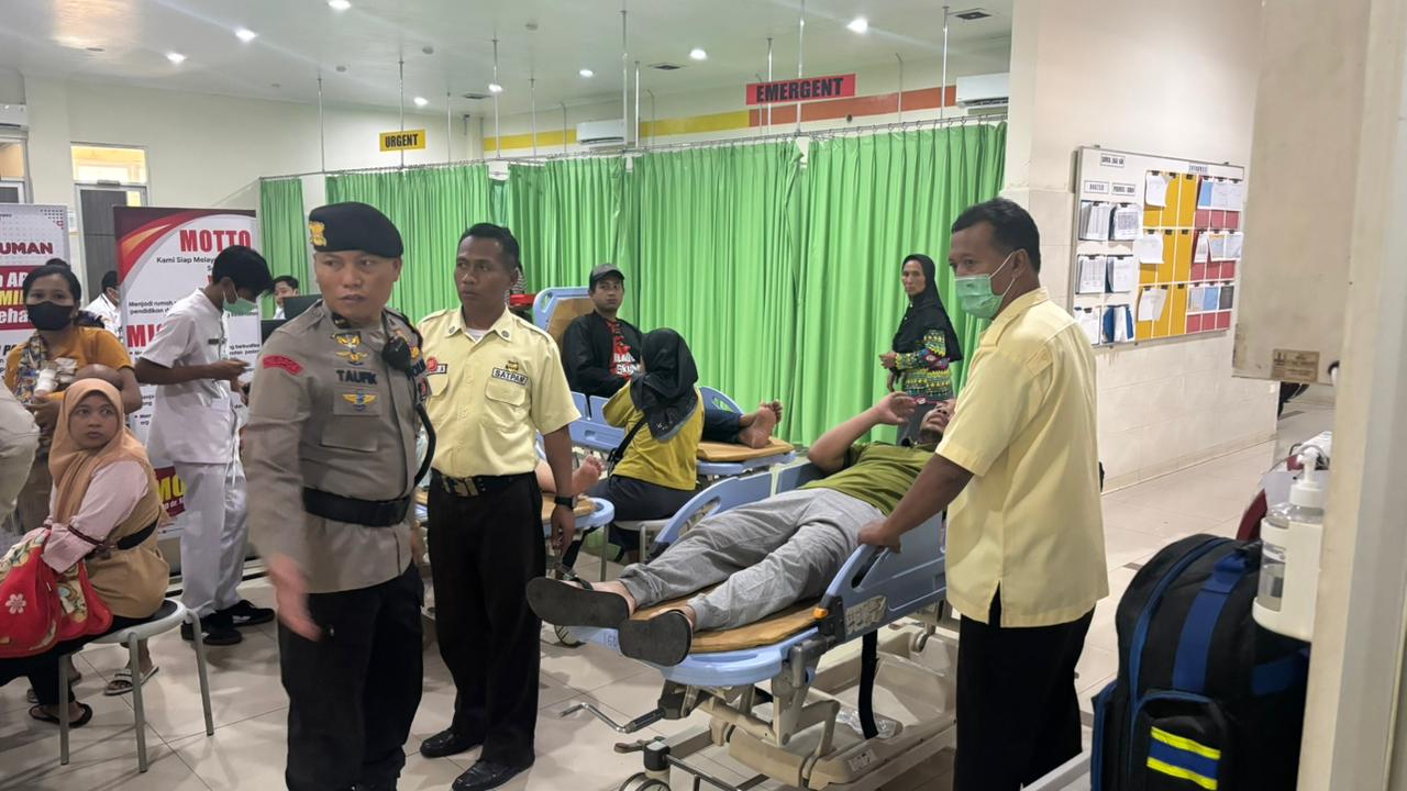 Anggota Polres Wonogiri antarkan warga yang sakit ke RSUD Wonogiri menggunakan mobil patroli karena mobil pengantar mogok, Senin (26/1/2025).