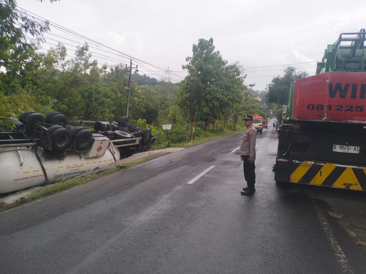Truk tangki Pertamina yang terguling di Jalan Raya Nguntoronadi&ndash;Tirtomoyo, tepatnya di Dringo, Desa Wonoharjo, Kecamatan Nguntoronadi, Wonogiri.