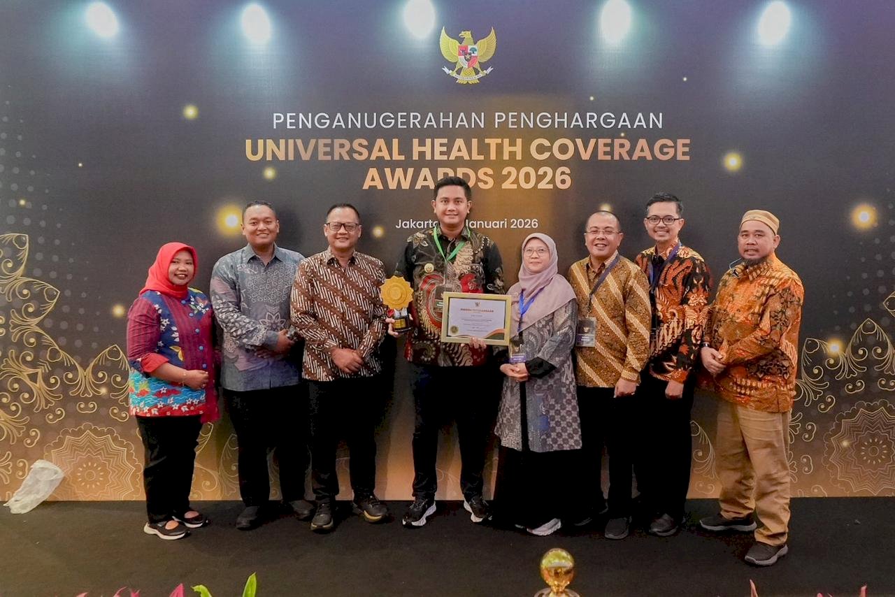 Bupati Klaten Hamenang Wajar Ismoyo saat menerima penghargaan salam UHC Award 2026. (Dokumentasi Bagian Prokopim Setda Klaten)