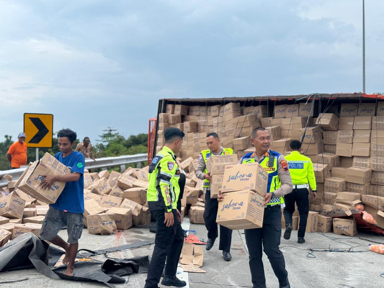 Truk terguling di ruas Tol Semarang-Solo, tepatnya di KM 482 Jalur A, kawasan simpang susun Exit Tol Mojosongo, Boyolali, Rabu (28/1/2026).