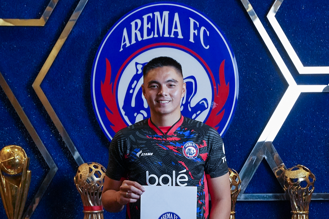 Arema FC resmi pinjam Kiper Persis Solo Gianluca Pandeynuwu musim ini.