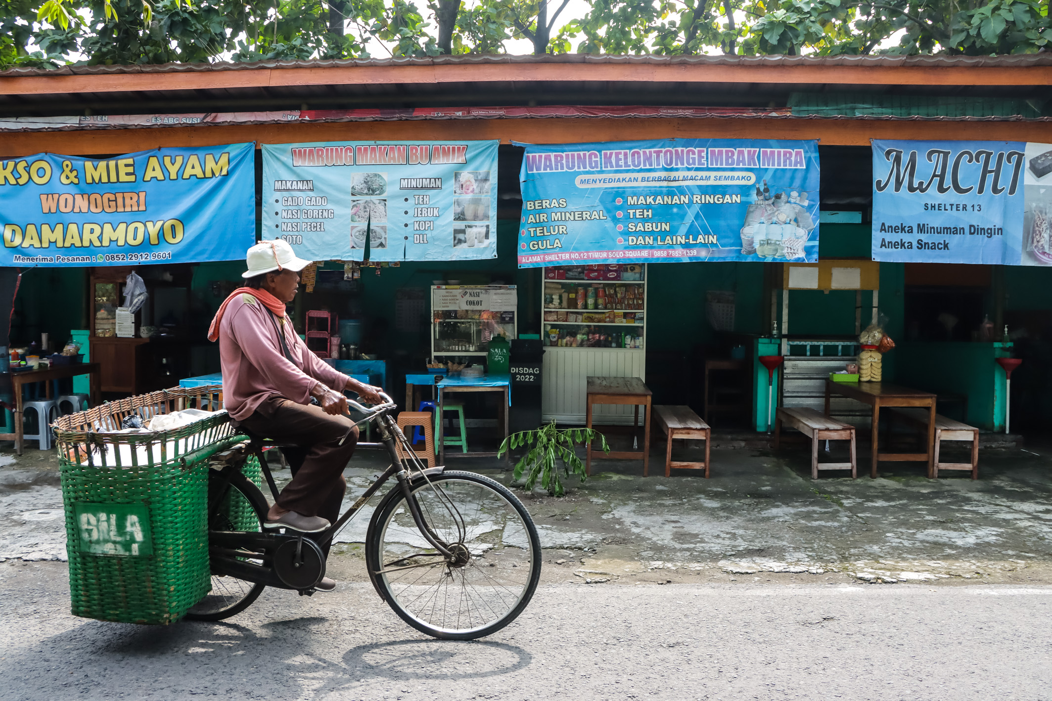 KUMUH: Pengguna jalan melintas di depan selter kuliner Solo Square yang akan direnovasi Pemkot Solo, Rabu (28/1).