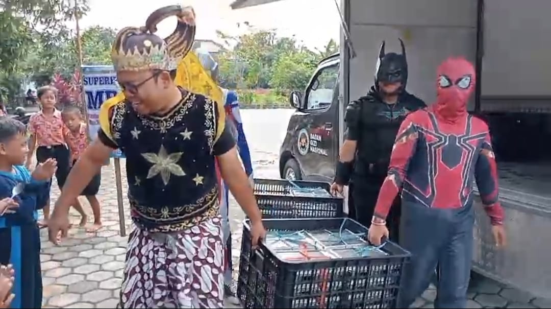Pegiat literasi berkostum superhero bagikan MBG di salah satu SD di Kecamatan Bendosari, Rabu (28/1).