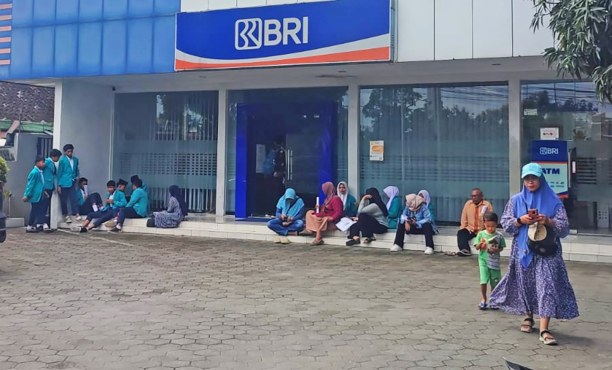 Sejumlah siswa MTsN 2 Sragen mengambil PIP di bank BRI, Rabu (28/1/2026). (Ahmad Khairudin/Radar Solo)