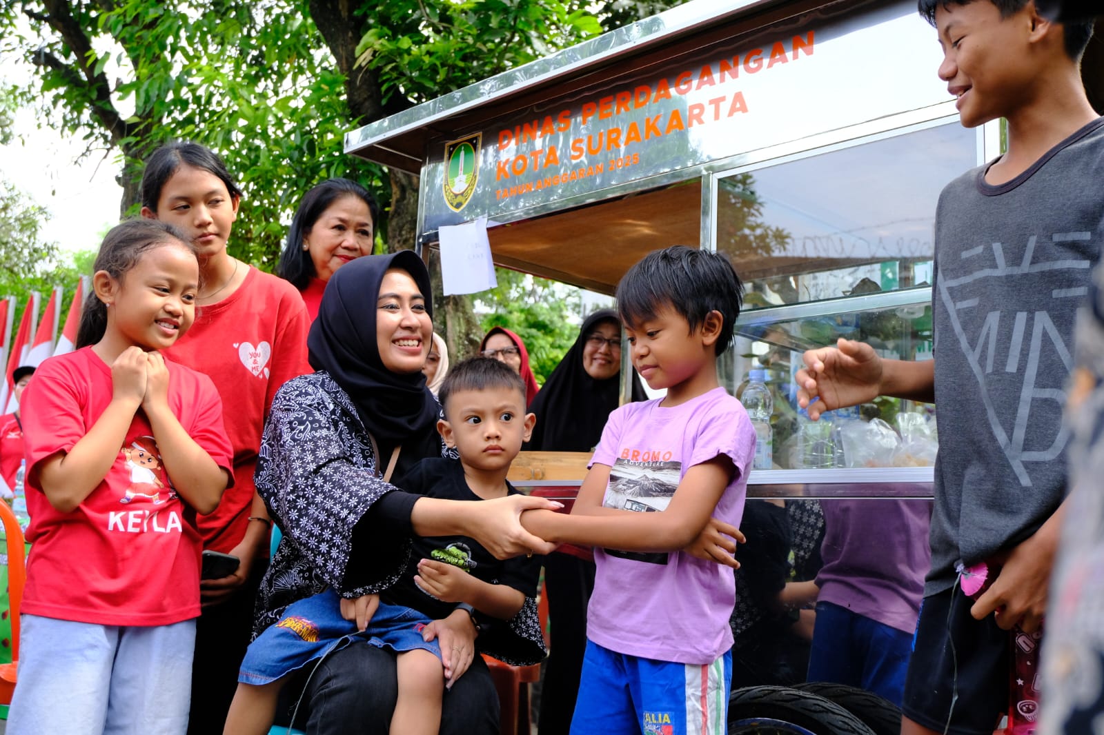 CERIA: Wakil Wali Kota Solo Astrid Widayani bermain bersama warga sekitar Taman Ecotheology Kampung Toleransi di Kelurahan Ketelan, Minggu (25/1/2026).