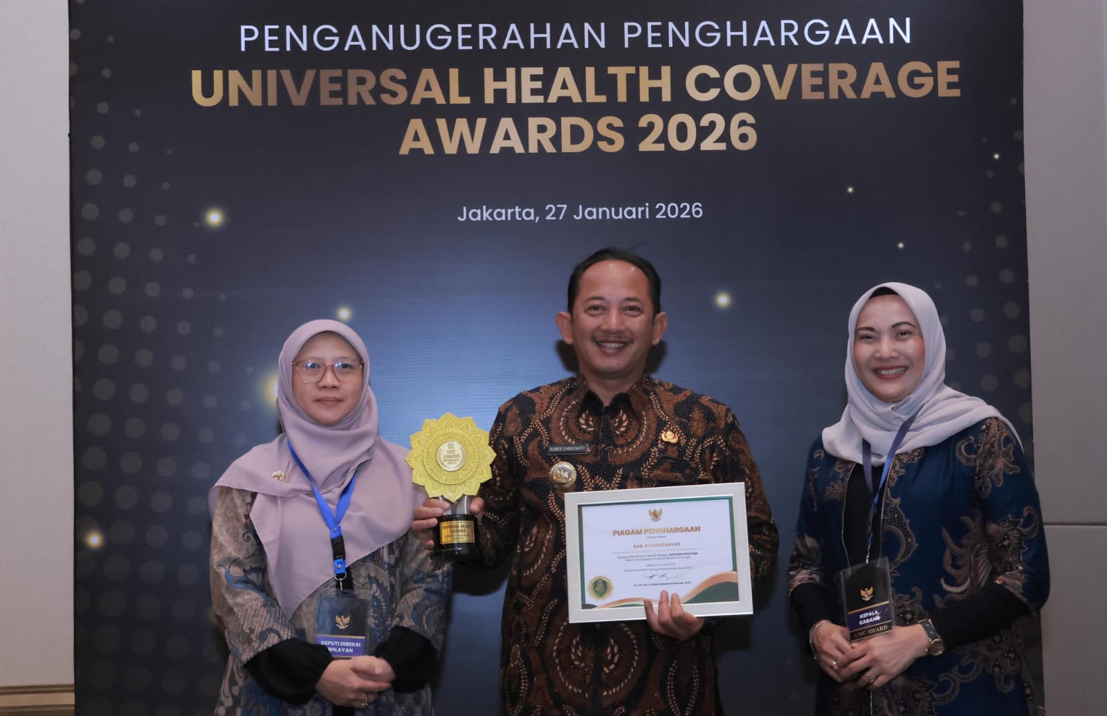 Bupati Karanganyar Rober Christanto bersama jajaran menunjukkan penghargaan di Universal Health Coverage (UHC) Tahun 2026. (Dok.Pemkab Karanganyar)