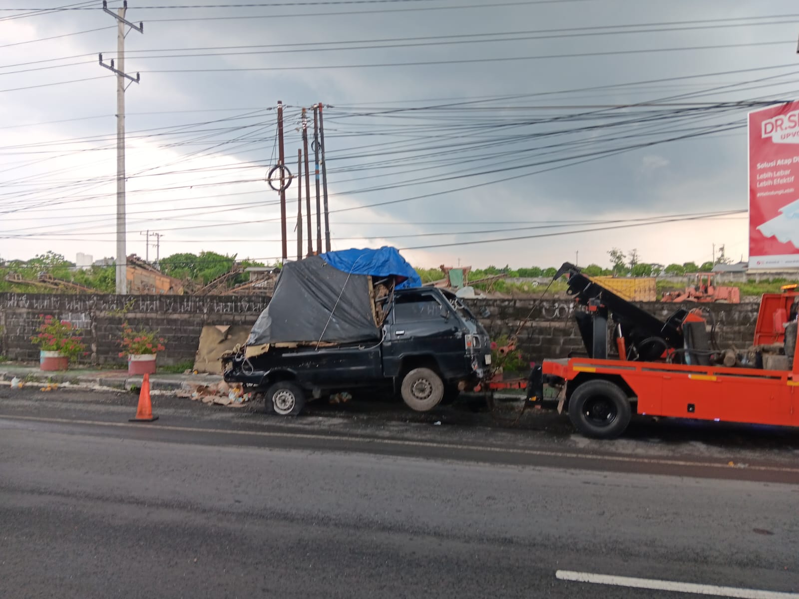 Kondisi mobil pick up L300 yang jadi pemicu kecelakaan maut di Jalan Solo-Jogja, Desa Somopuro, Kecamatan Jogonalan, Klaten, Rabu (28/1/2026) pagi. (Angga Purenda/Radar Solo)