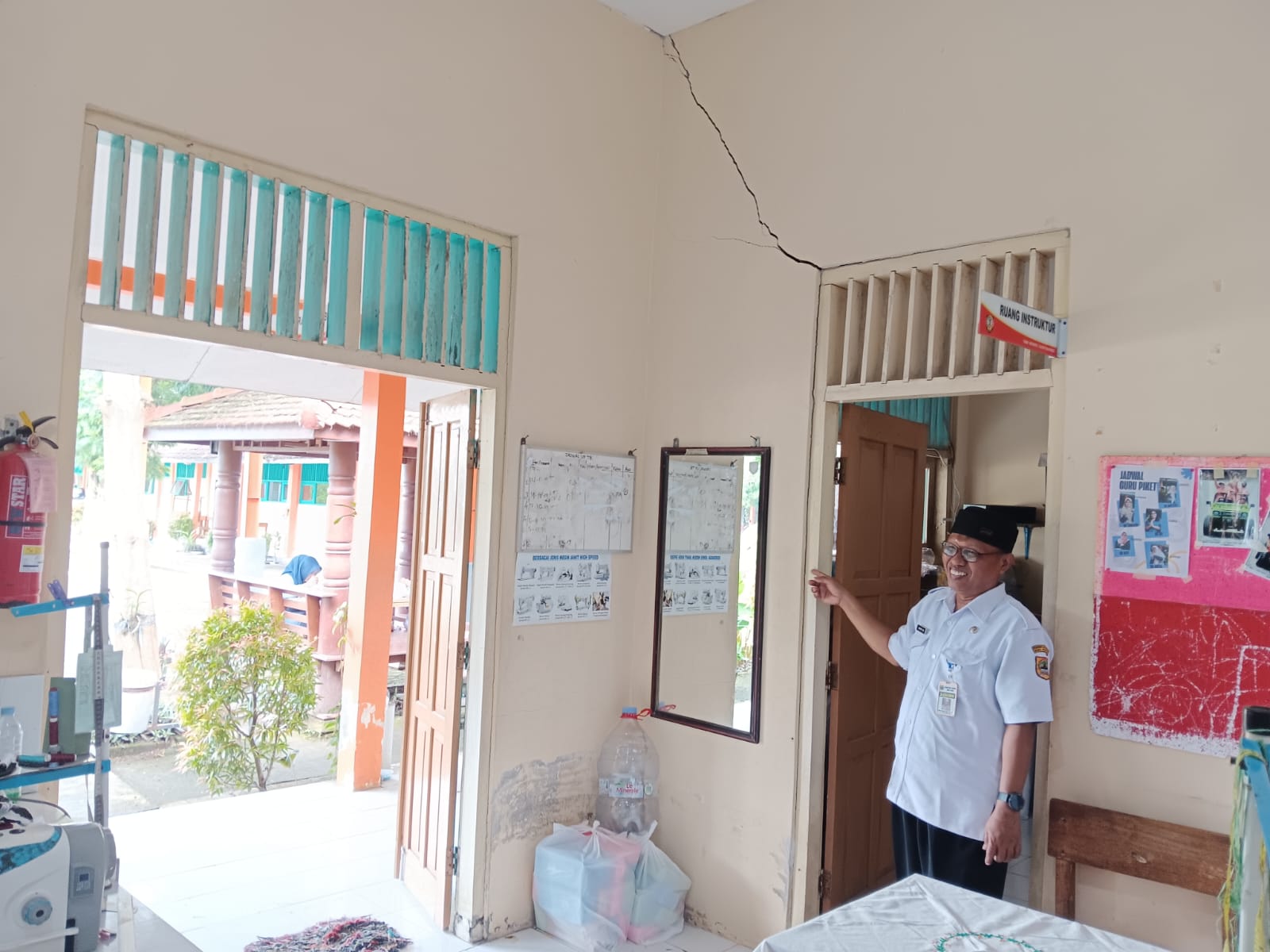 Sejumlah ruangan kelas di SMK N 1 Gantiwarno yang mengalami retak pasca gempa darat yang berpusat di Bantul pada Selasa (27/1/2026). (Angga Purenda/Radar Solo)