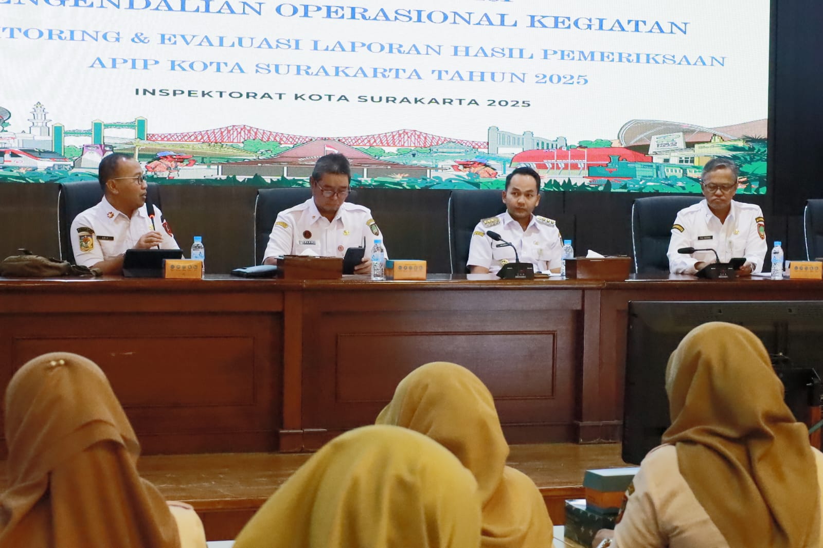 Wali Kota Solo Respati Ardi (dua dari kanan) saat Rapat Koordinasi Pengendalian Operasional Kegiatan (Rakorpok) di Balai Kota Solo, kemarin (28/1).