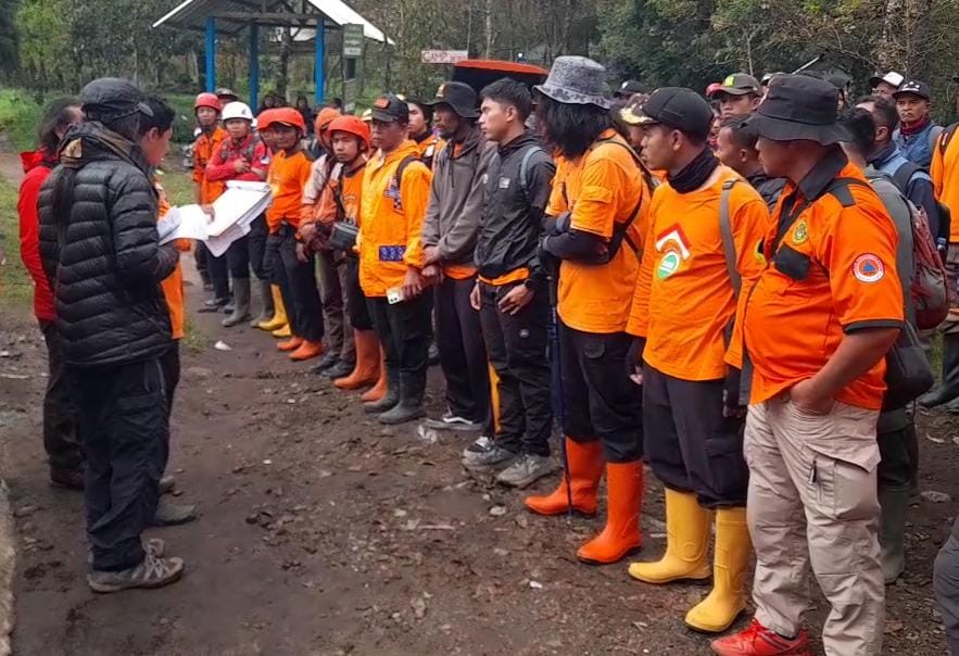 Tim SAR gabungan menggelar koordinasi sebelum memulai pencarian pendaki Bukit Mongkrang, Tawangmangu, Karanganyar yang hilang, Rabu (28/1/2026). (Rudi Hartono/Radar Solo)