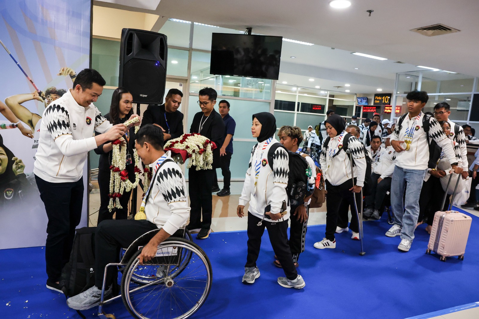 BANGGA: Wamenpora RI Taufik Hidayat sambut kedatangan para atlet dan ofisial kontingen Indonesia di Bandara Adi Soemarmo, Boyolali, Selasa (27/1) malam.