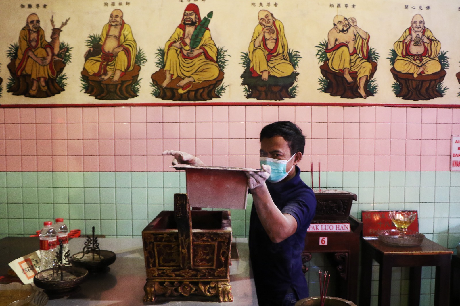 RUTIN: Proses pengayakan bubuk dupa jelang perayaan Tahun Baru Imlek di Klenteng Tien Kok Sie, Rabu (28/1). Sebentar lagi akan digelar ritual penyucian patung dewa di klenteng.