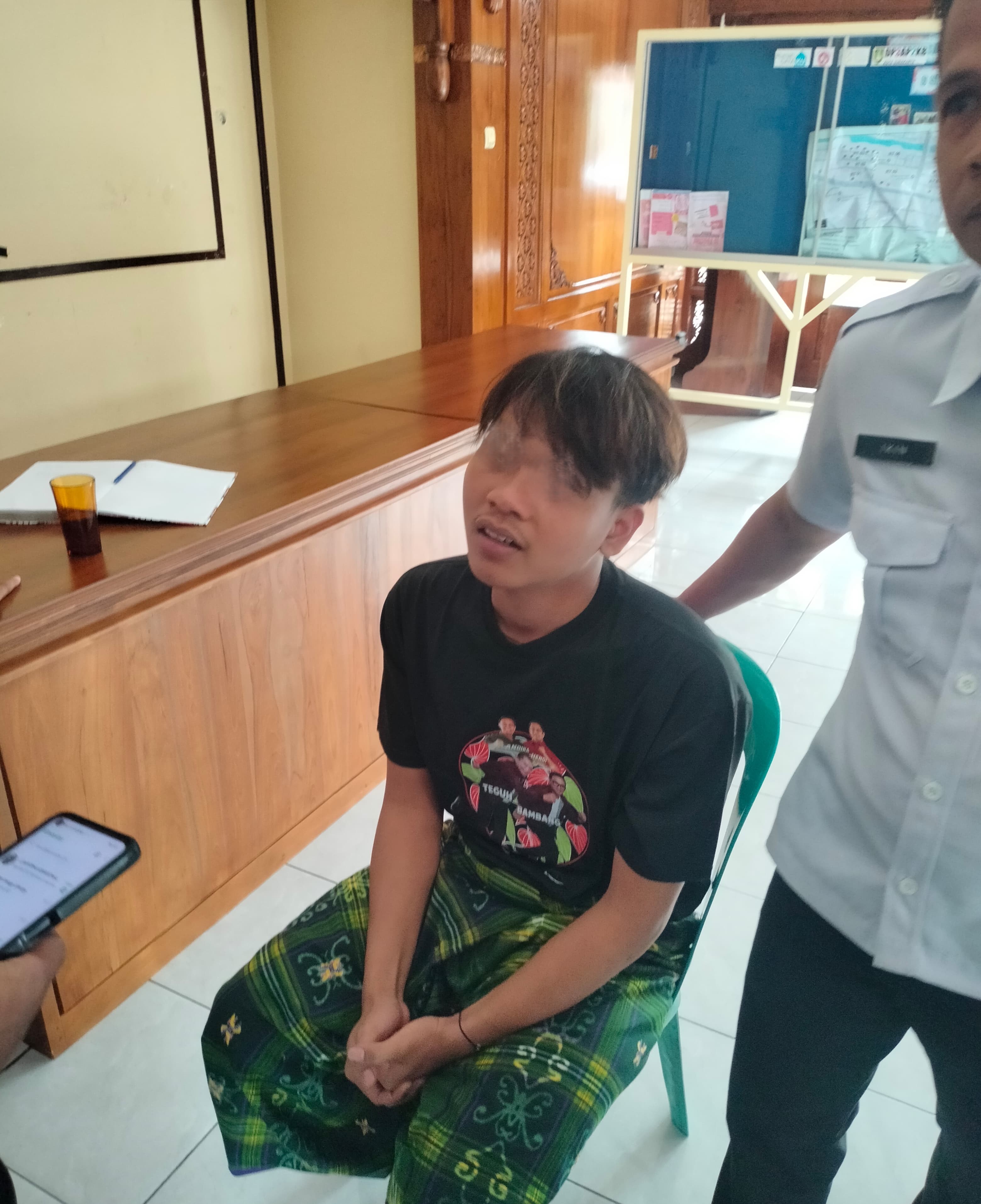 HS, 19, warga Desa Randu Agung, Dukuh Cabean, RT 01 RW 02, Kecamatan Sumber, Kabupaten Rembang yang lompat ke Kali Pepe, Solo, Rabu (28/1/2025).