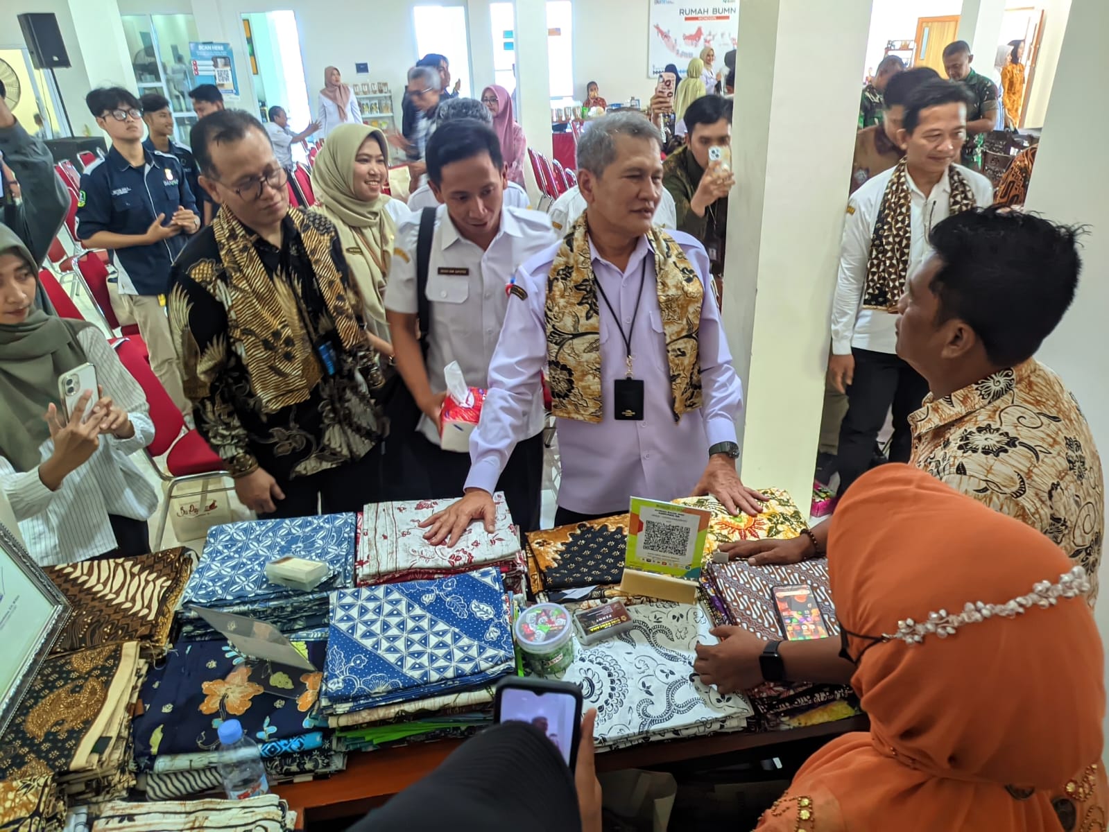 Bupati Wonogiri Setyo Sukarno meninjau stand di Rumah BUMN Wonogiri (lantai dua MPP Nyawiji Wonogiri), Rabu (28/1/2026).