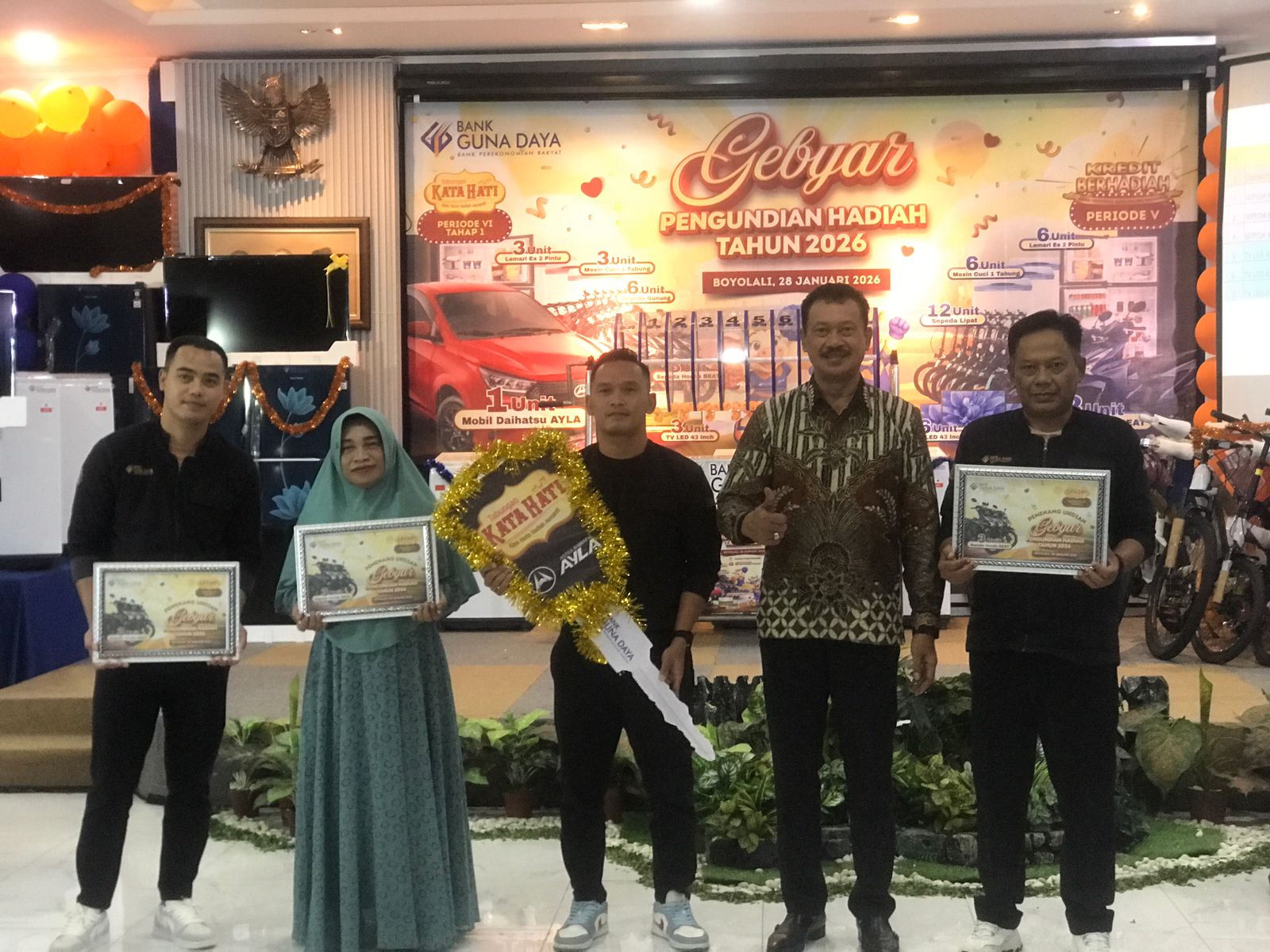 Dirut Bank Guna Daya Arry Mardiyanto (dua dari kanan) bersama perwakilan pemenang undian dalam acara yang berlangsung meriah di Hall Bank Guna Daya, Jalan Merapi No 6 Boyolali, Rabu (28/1/2026).