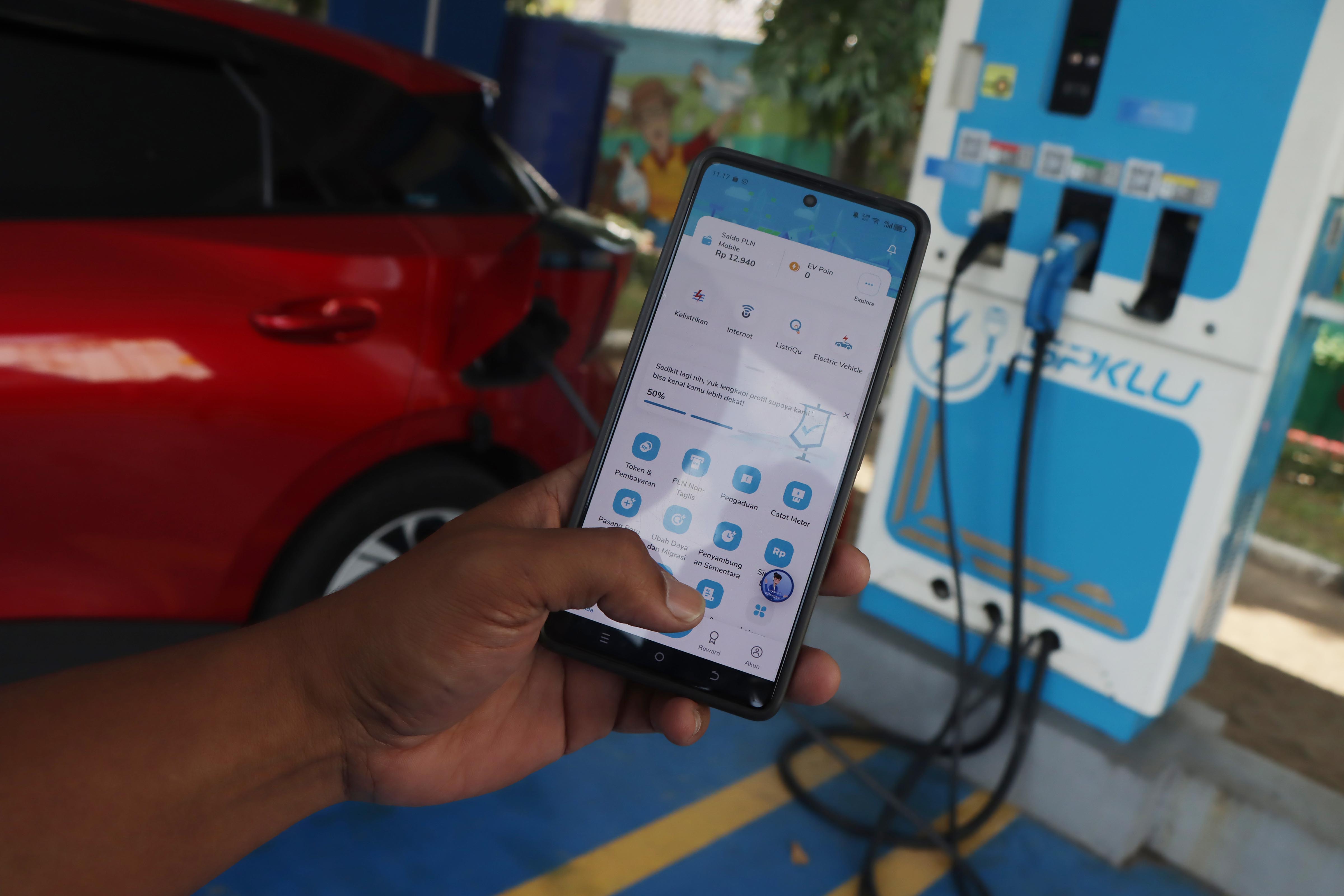 Ilustrasi pengisian baterai mobil listrik.