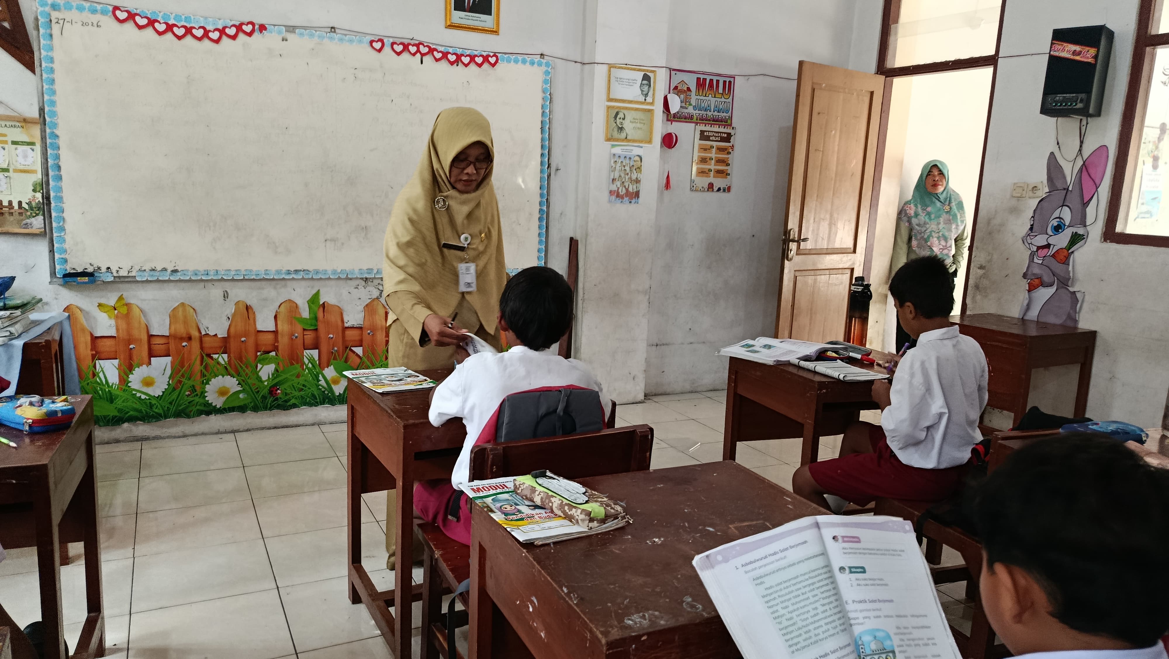 FOKUS: Guru kelas 3 di SDN Danukusuman tengah mengajarkan siswanya, belum lama ini
