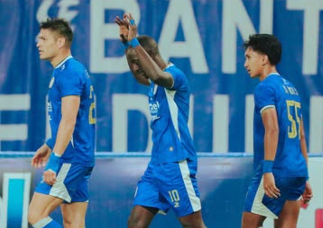 Pemain Adhyaksa FC tak melakukan selebrasi usai membobol gawang Sriwijaya FC di Banten International Stadium.