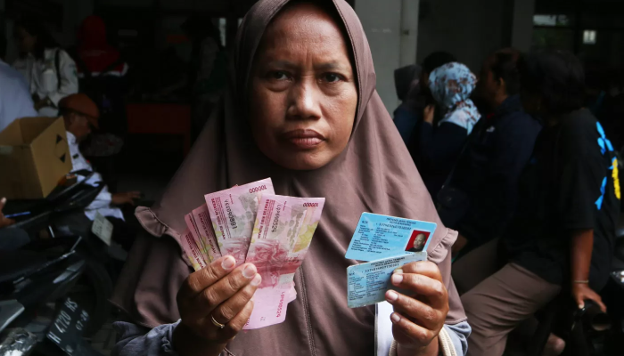 Warga KPM menerima pencairan bansos di Kantor Pos Pusat Johar Semarang.