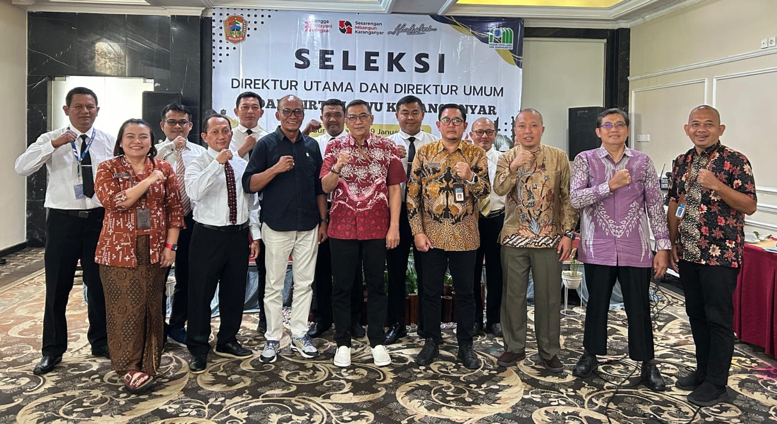 Sekda Karanganyar Kurniadi Maulato (tengah) bersama tujuh calon direksi PUDAM Tirta Lawu. (Rudi Hartono/Radar Solo)