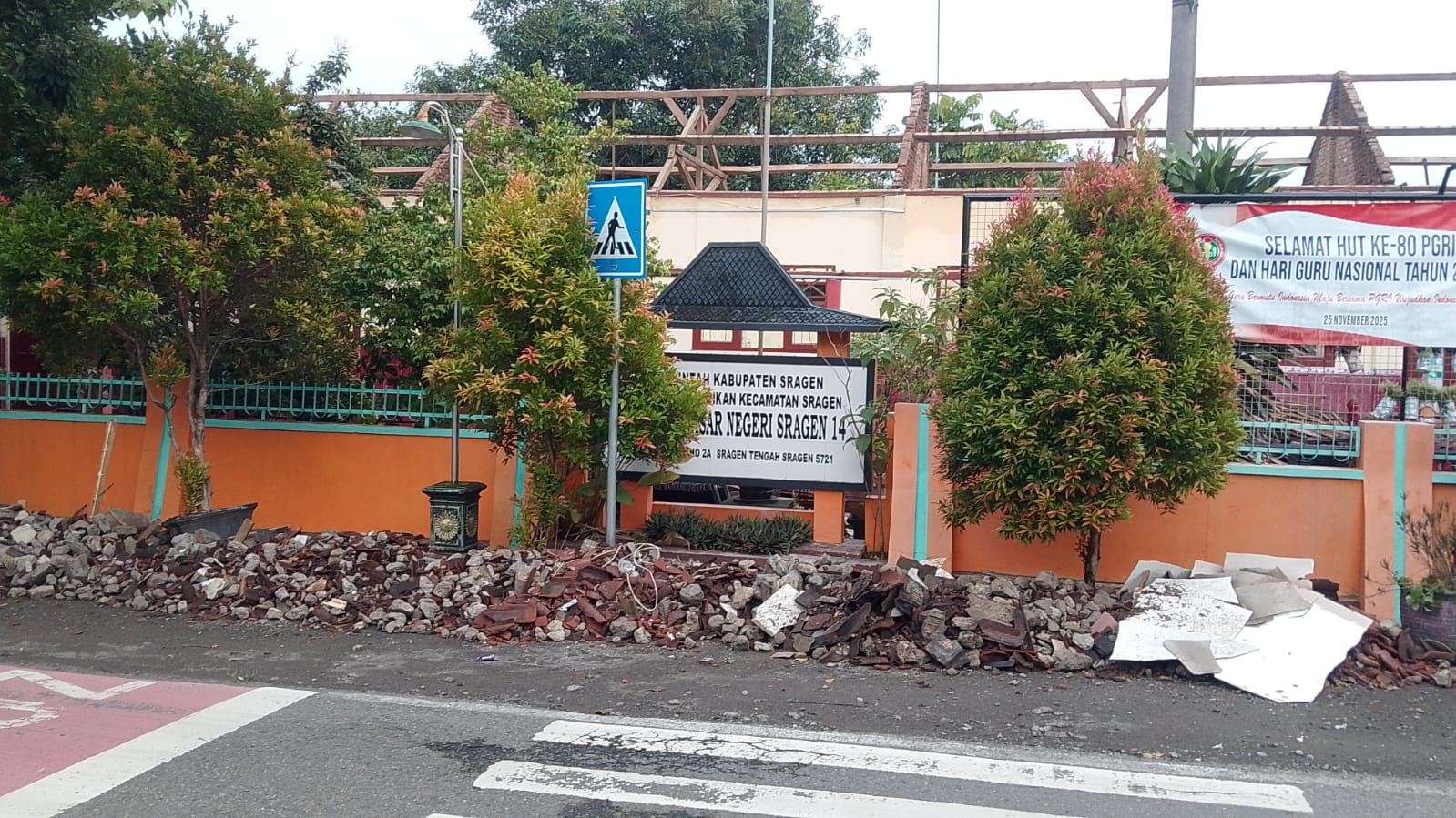 Material bangunan di proyek perbaikan SDN 4 Sragen. (Ahmad Khairudin/Radar Solo)