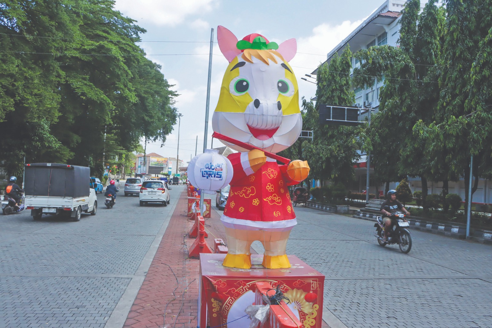 SEMARAK: Lampion bertema Imlek menghiasi Jalan Jenderal Sudirman (Jensud) atau di depan Balai Kota Solo, jelang perayaan Tahun Baru Imlek 2026,&nbsp;Kamis&nbsp;(29/1).