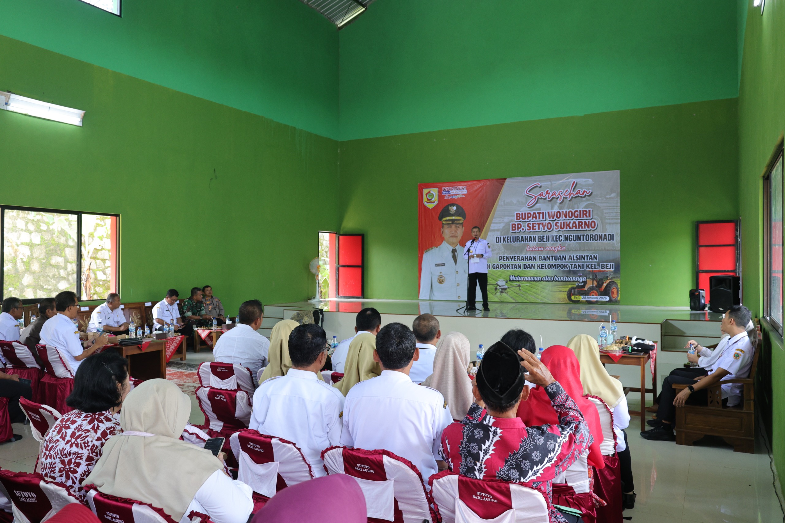Bupati Wonogiri Setyo Sukarno serahkan alsintan kepada gapoktan di Kelurahan Beji, Kecamatan Nguntoronadi, Rabu (28/1/2026).