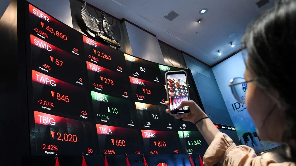 IHSG hari ini anjlok hingga 10 persen. BEI kembali memberlakukan trading halt untuk menjaga stabilitas dan ketertiban pasar saham.