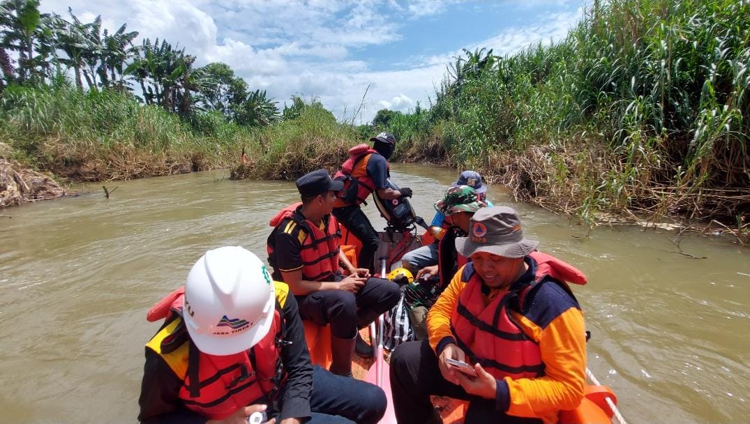 Tim gabungan menyusuri aliran Sungai Wiroko, Kecamatan Nguntoronadi, Wonogiri, Rabu (28/1/2026).&nbsp;