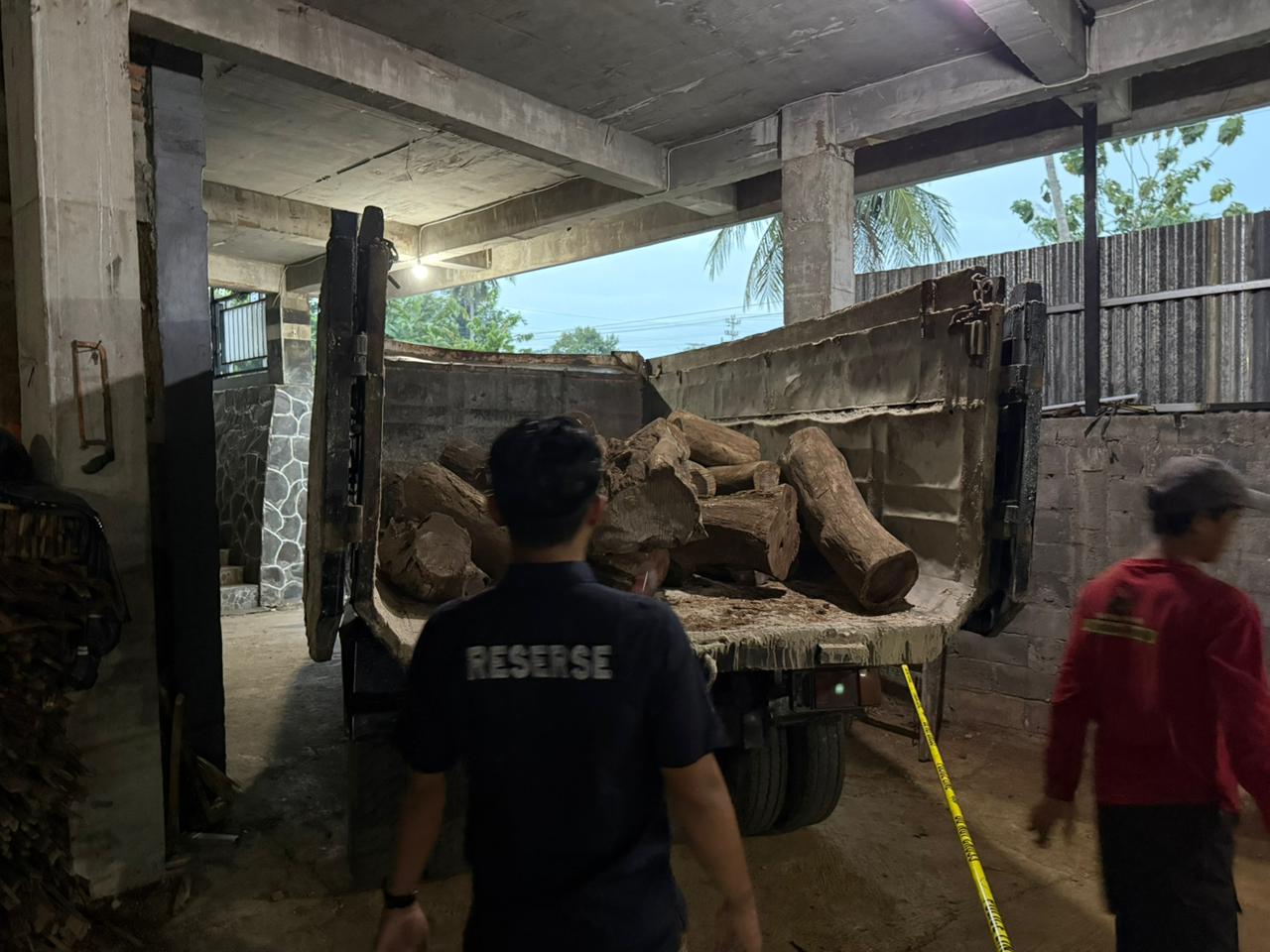 Barang bukti kayu sonokeling dalam kasus ilegal logging yang diungkap Polres Wonogiri.