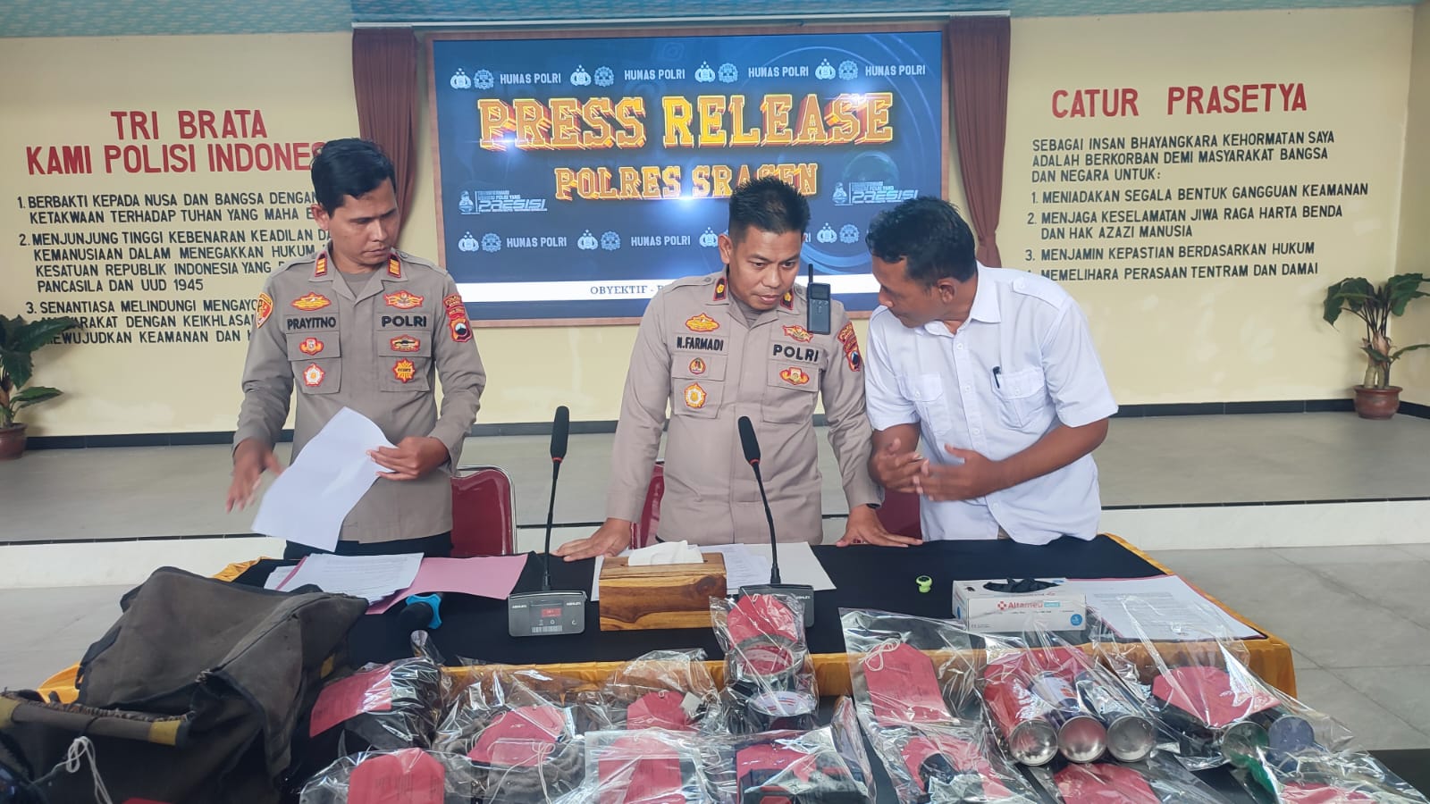 Wakapolres Sragen Kompol Nunung Farmadi (tengah) paparkan barang bukti hasil pengungkapan kasus selama Desember 2025 hingga Januari 2026. (Ahmad Khairudin/Radar Solo)