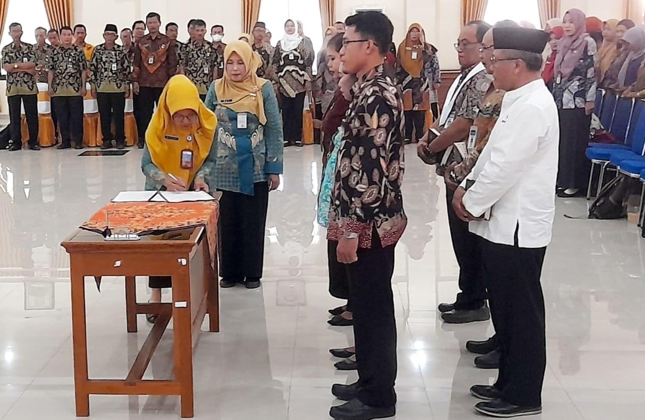 Pelantikan mutasi guru dan kepala sekolah di Dinas Pendidikan dan Kebudayaan (Disdikbud) Karanganyar. (Rudi Hartono/Radar Solo)