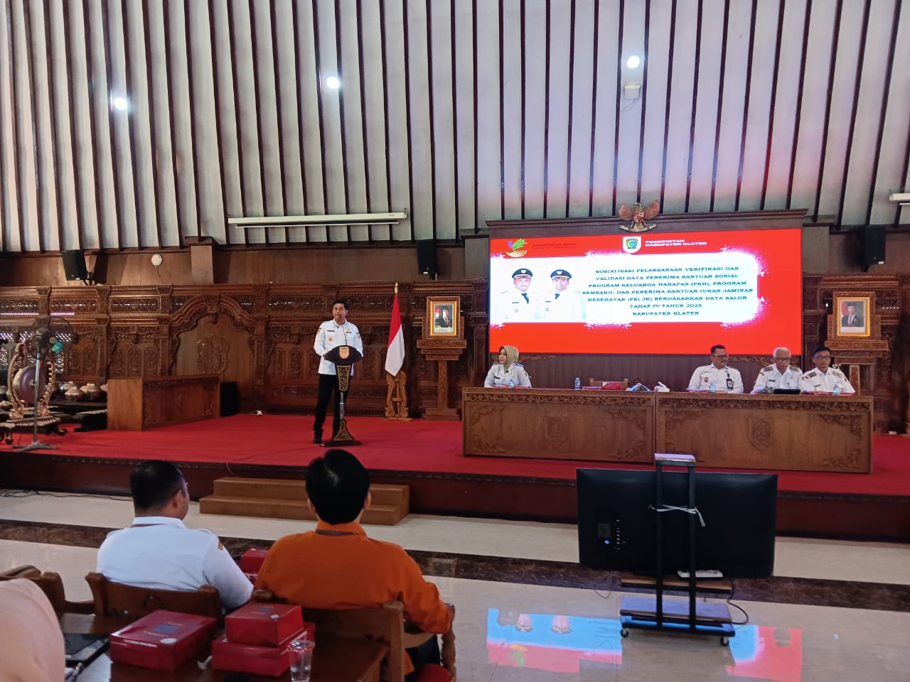 Sosialisasi pelaksanaan verifikasi dan validasi data penerima bansos PKH, program sembako, dan PBI JK Kabupaten Klaten di Pendapa Pemkab Klaten. (Angga Purenda/Radar Solo)