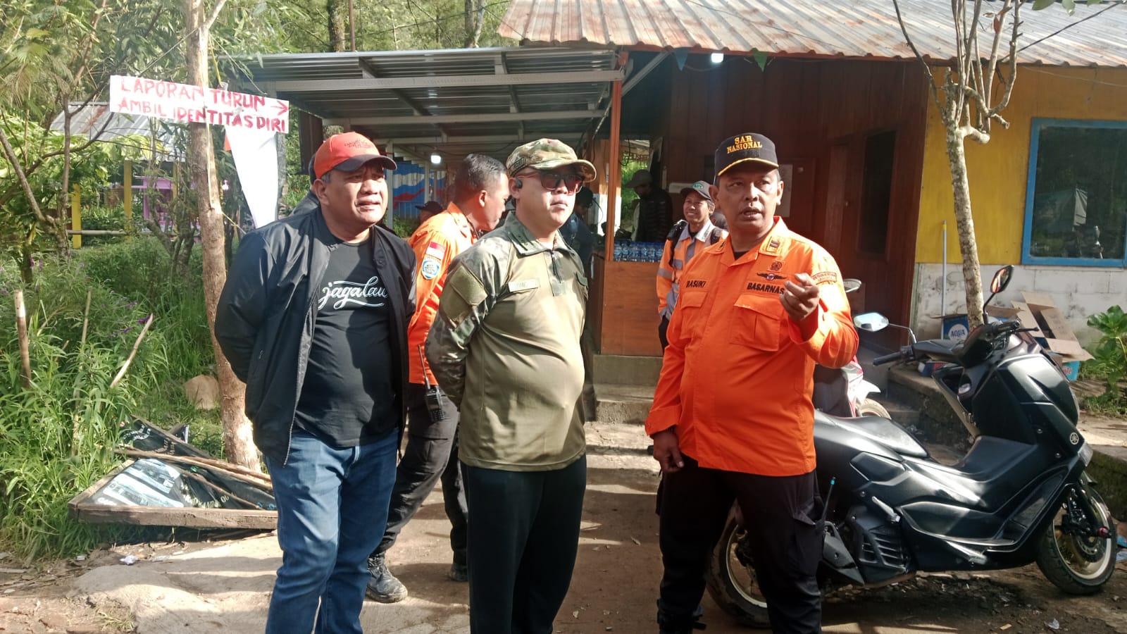 Wakil Bupati Karanganyar Adhe Eliana (tengah) ikut memantau pencarian pendaki yang hilang di Bukit Mongkrang, Tawangmangu, Karanganyar. (Rudi Hartono/Radar Solo)
