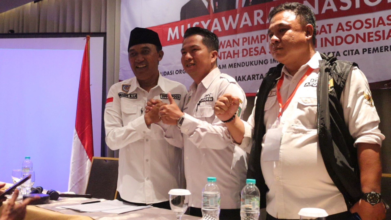 Kepala Desa Ponggok, Junaedhi Mulyono (kiri) saat dilantik sebagai Ketua Umum DPP APDESI periode 2026-2031. (Dokumentasi DPP APDESI)