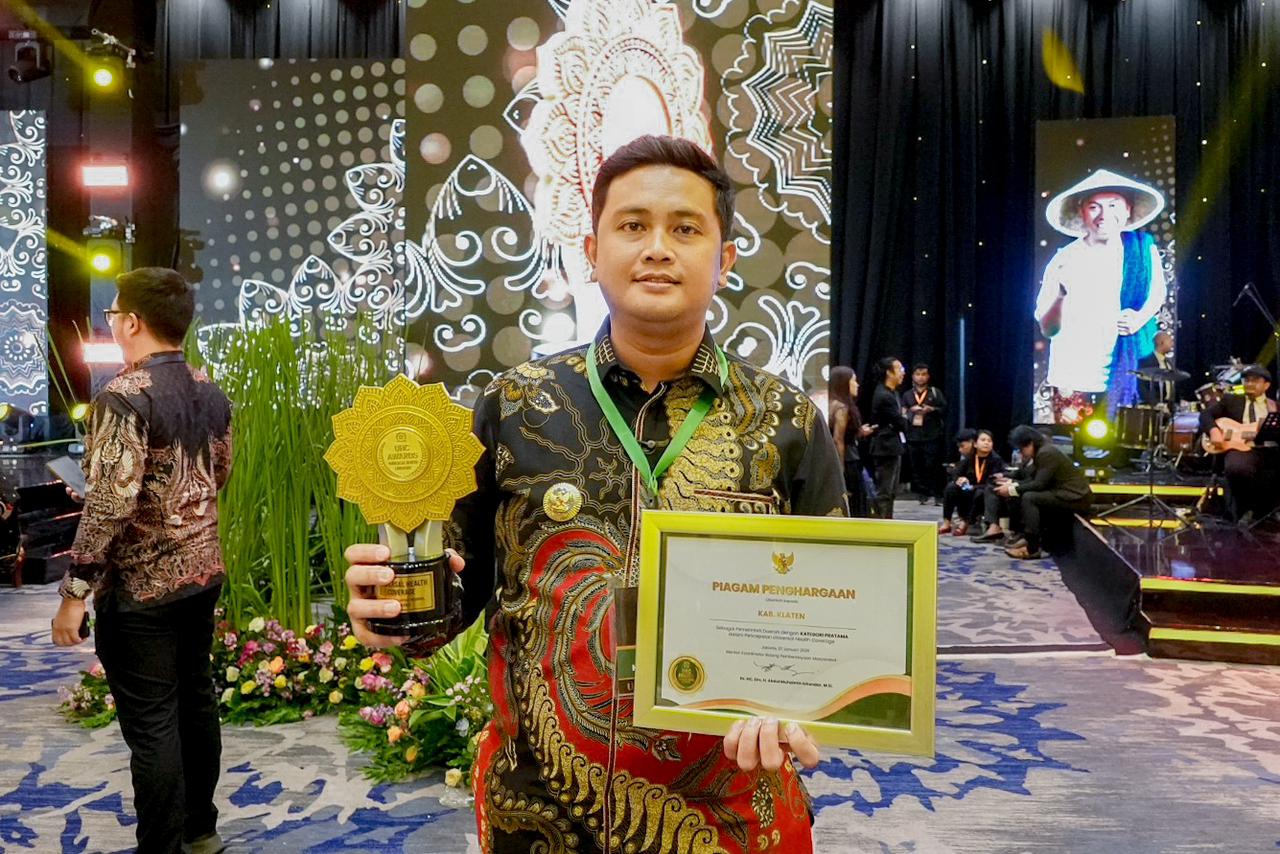 Bupati Klaten Hamenang Wajar Ismoyo menerima penghargaan dalam Universal Health Coverage (UHC) Awards Tahun 2026 di Jakarta, Jumat (30/1/2026).