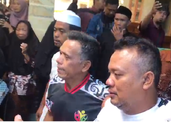 Purwanto, mengantarkan AO, 6, buah hatinya ke pemakaman, Jumat (30/1/2026)