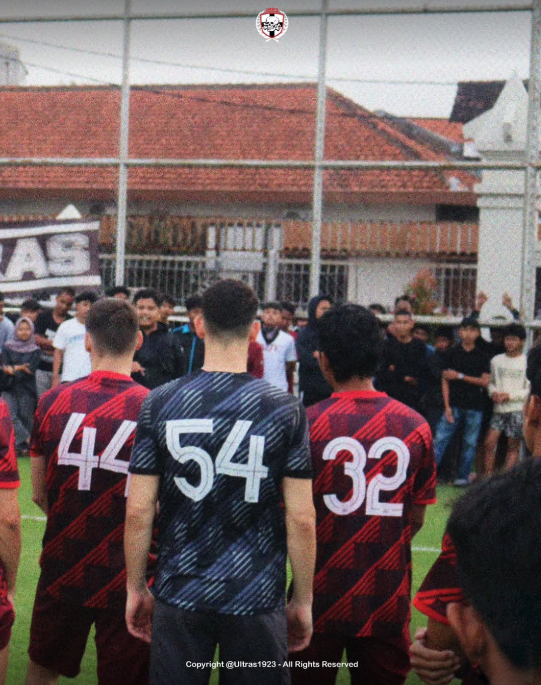 Ultras 1923 memberi support ke pemain Persis Solo usai sesi latihan.