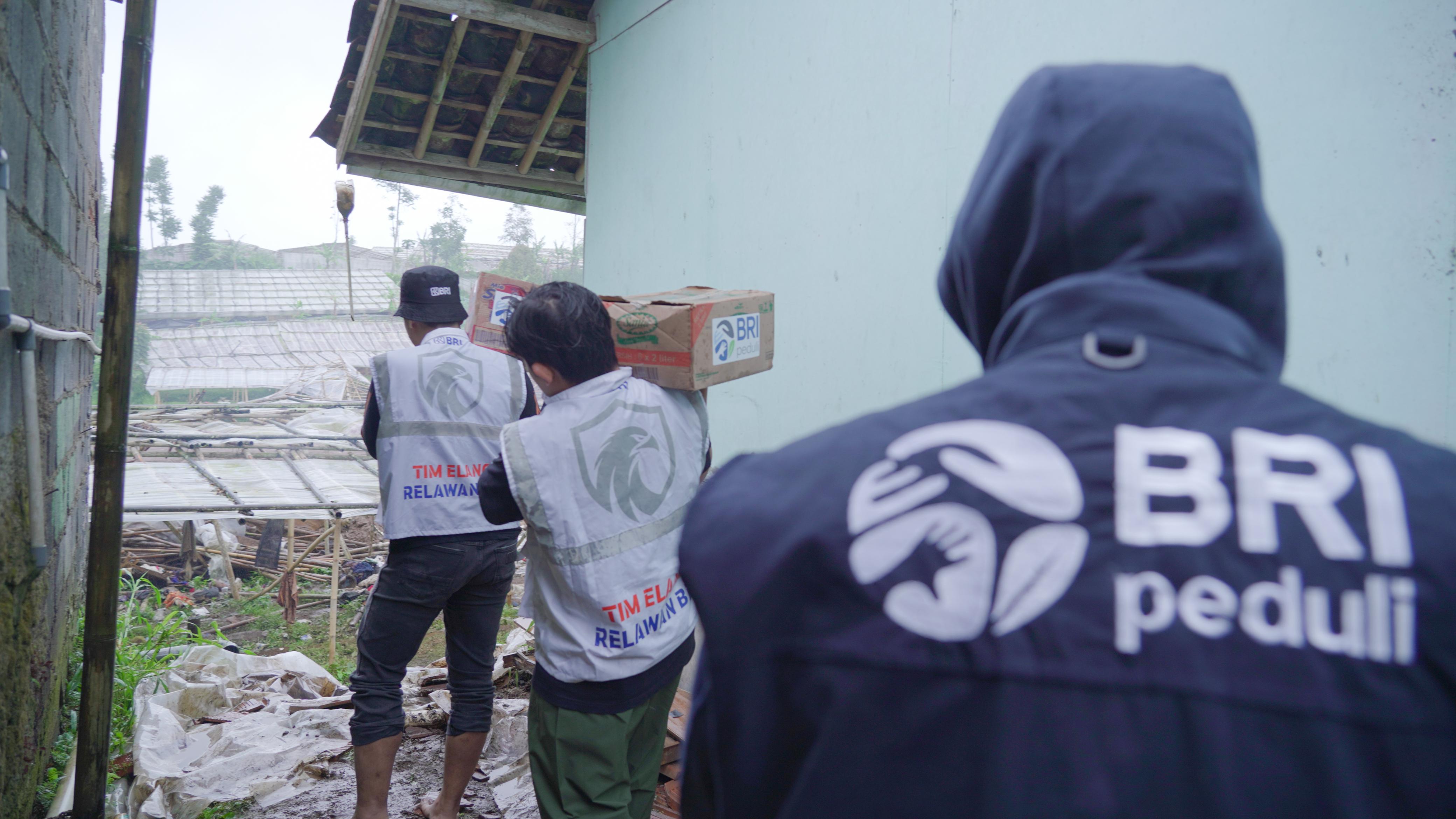 BRI Peduli menyalurkan bantuan sembako, obat-obatan, dan trauma healing bagi korban longsor Cisarua Kabupaten Bandung Barat.